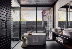 Habitación, 1 cama de matrimonio grande, terraza (Terrace Casita King) | Baño | Artículos de higiene personal de diseño, secador de pelo y albornoces