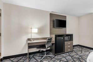 Desk, blackout curtains, iron/ironing board, rollaway beds - Americas Best Value Inn Bishopville (Bishopville)