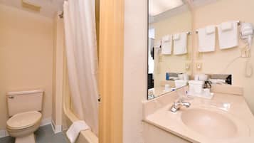 Quarto, 1 cama King | Banheiro | Produtos de toalete grátis, secador de cabelo, toalhas de banho