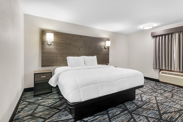 Room, 1 King Bed, Smoking | Desk, blackout drapes, iron/ironing board, rollaway beds (surcharge)