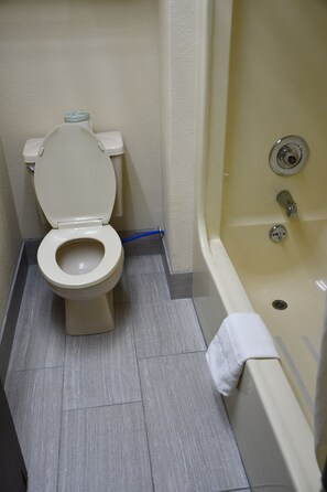 Værelse - 1 kingsize-seng | Badeværelse | Gratis toiletartikler, hårtørrer, håndklæder