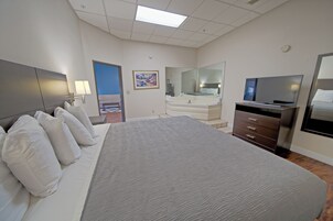 Suíte, 1 quarto, banheira de hidromassagem | 1 quarto, roupas de cama premium, camas Tempur-Pedic, cofres nos quartos