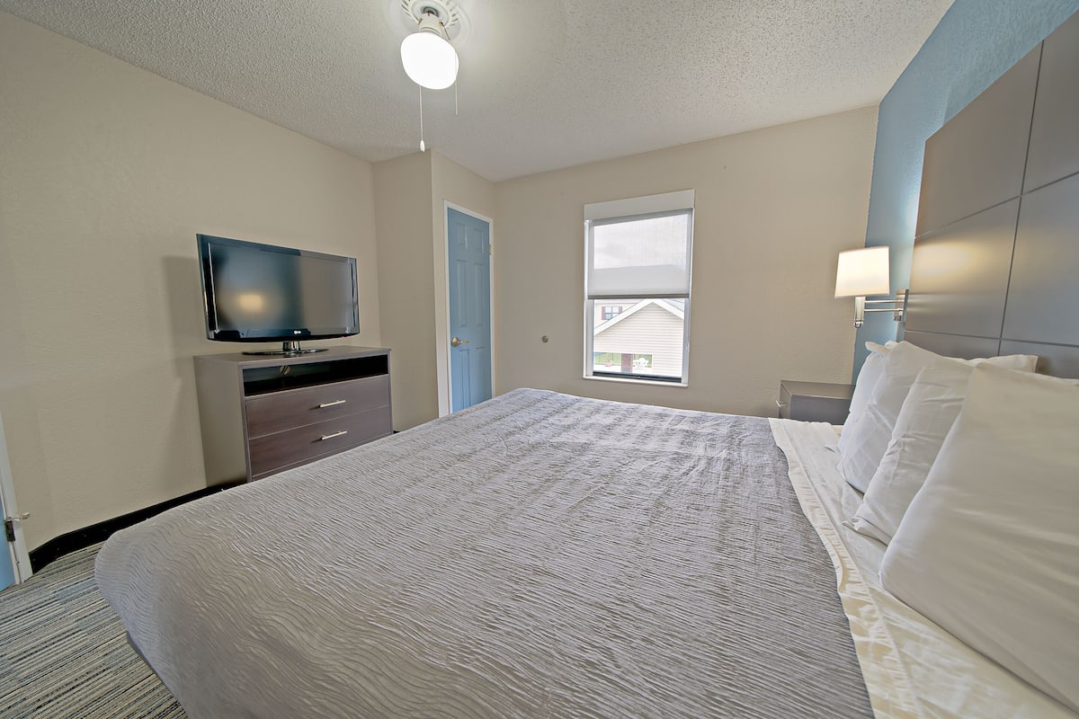 suite, 2 bedrooms, non smoking | 1 bedroom, premium bedding, tempur-pedic beds, in-room safe
