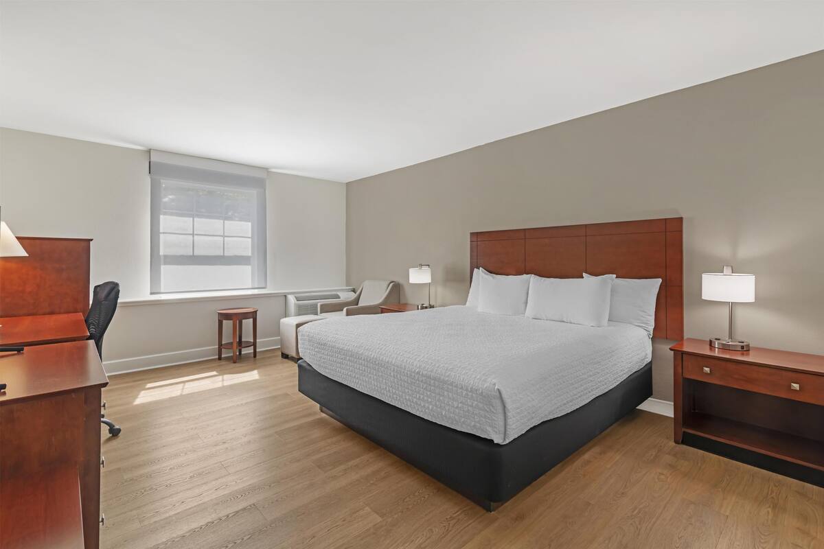 Habitación estándar, 1 cama King size, con acceso para personas discapacitadas, tina | Escritorio, espacio para trabajar con laptop y cortinas blackout
