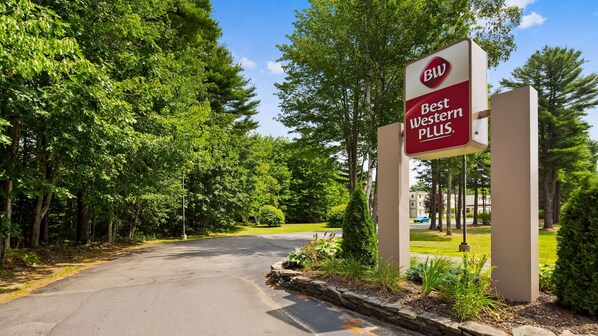 A sign for Best Western Plus hotel surrounded by lush greenery and a clear sky. - Best Western Plus Brunswick Bath (Brunswick)