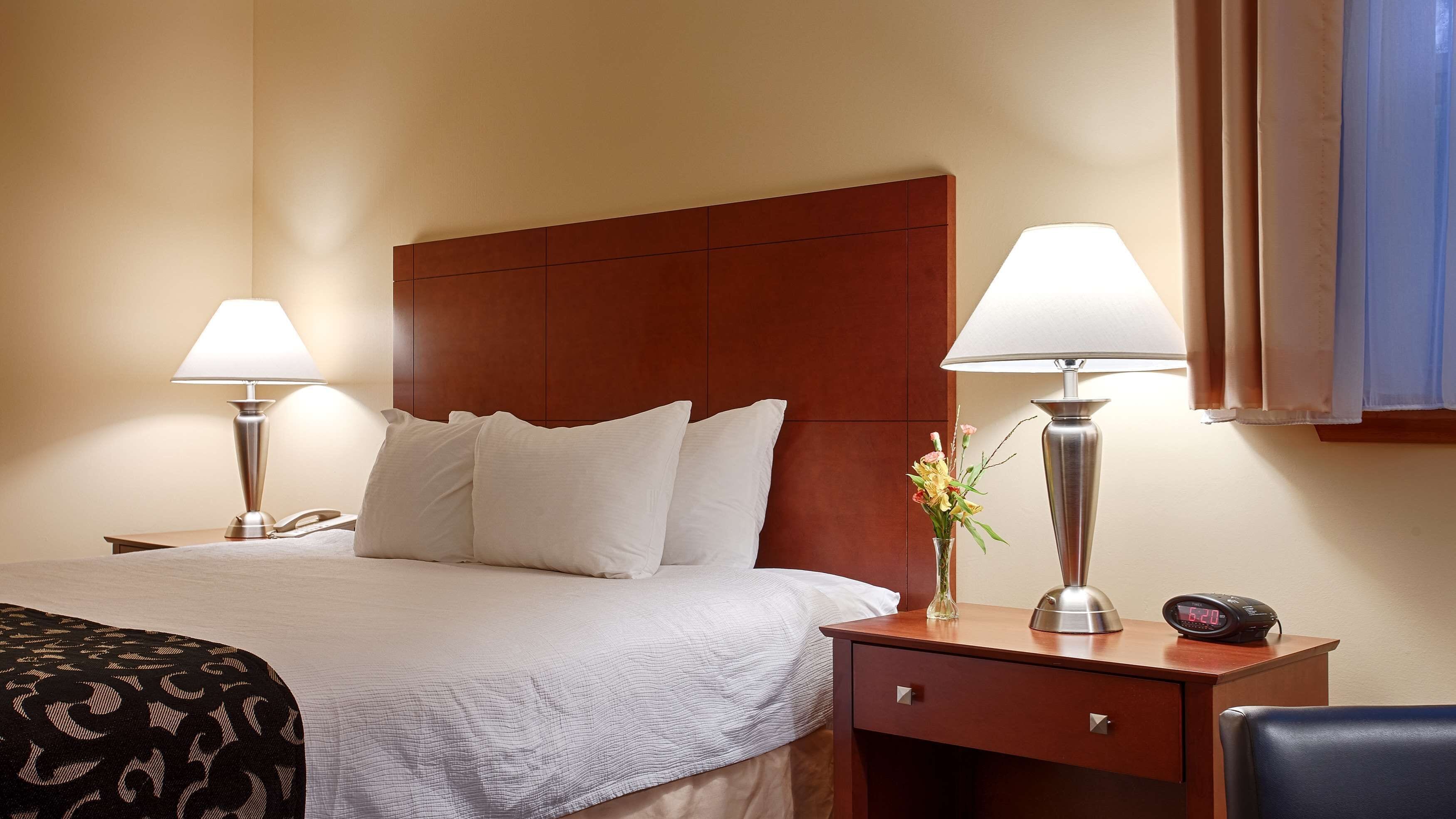 individually decorated, individually furnished, desk, laptop workspace