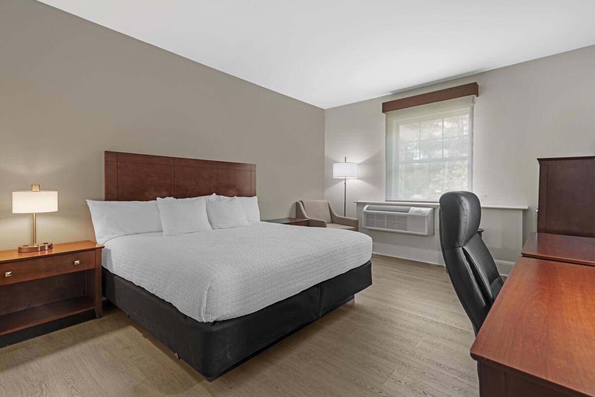 Habitación estándar, 1 cama King size, con acceso para personas discapacitadas, para no fumadores | Escritorio, espacio para trabajar con laptop y cortinas blackout