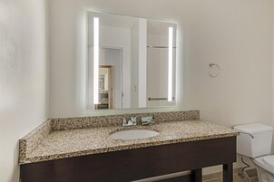 Bañera con ducha, artículos de tocador gratuitos, secador de pelo