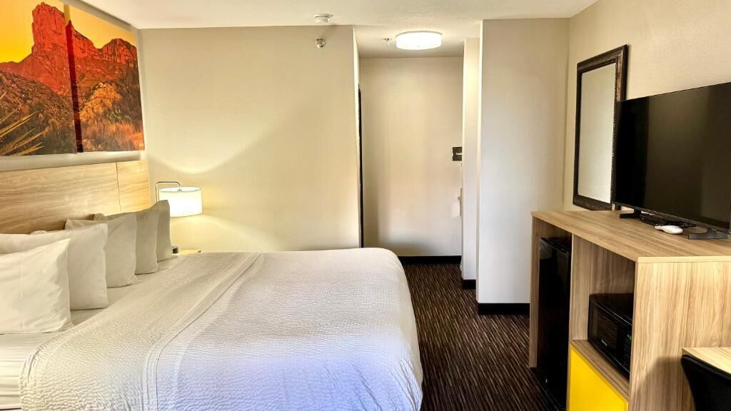 Standardzimmer, 1 King-Bett | Schreibtisch, Verdunkelungsvorhänge, Bügeleisen/Bügelbrett