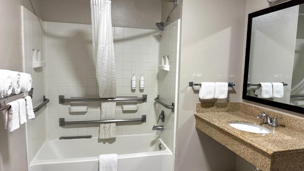Standard Room, 1 Queen Bed, Accessible | Bathroom | Combined shower/tub, hair dryer, towels