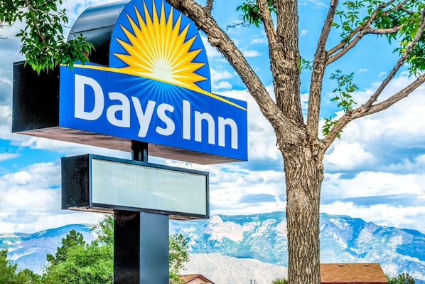 A Days Inn sign with a mountain backdrop. - Days Inn by Wyndham Rio Rancho (Rio Rancho)