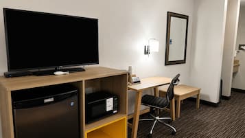 One-Bedroom Suite, 1 King Bed, Non Smoking | Skrivebord, mørklægningsgardiner, strygejern/strygebræt, gratis Wi-Fi