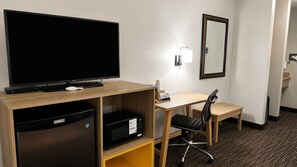 One-Bedroom Suite, 1 King Bed, Non Smoking | Desk, blackout drapes, iron/ironing board, WiFi (free) - Days Inn by Wyndham Rio Rancho (Rio Rancho)