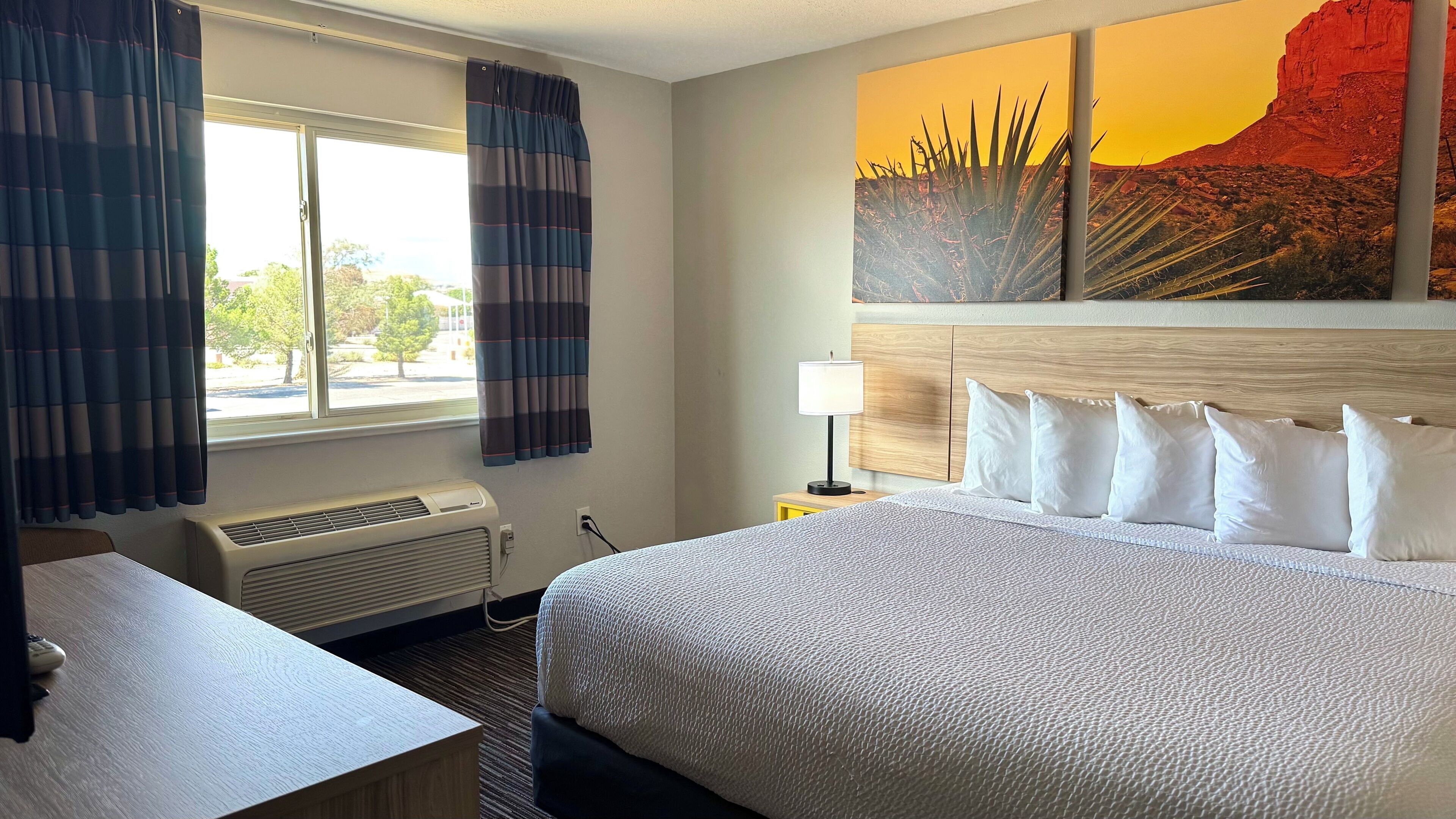 One-Bedroom Suite, 1 King Bed, Non Smoking | Escritorio, cortinas opacas, tabla de planchar con plancha y wifi gratis