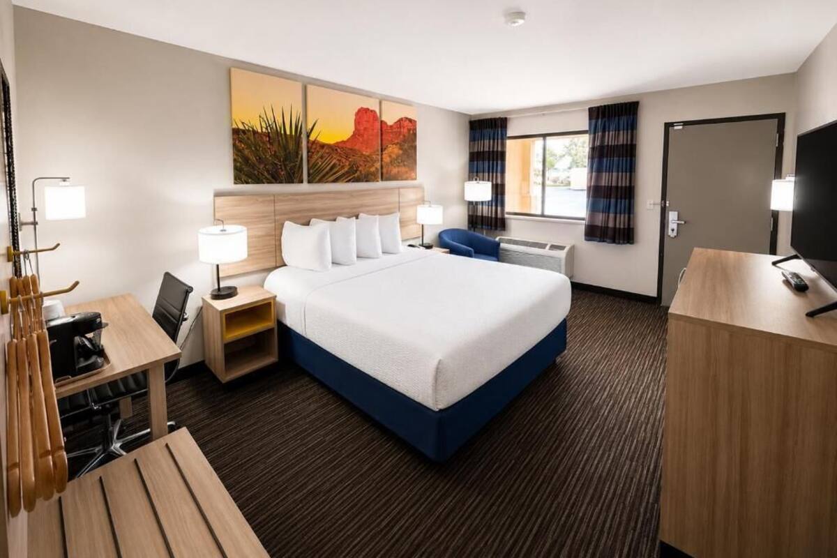 Standard Room, 1 Queen Bed, Accessible | Desk, blackout drapes, iron/ironing board, WiFi (free)