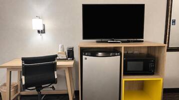 Rom – standard, 2 queensize-senger | Skrivebord, blendingsgardiner, strykejern/-brett og wi-fi (inkludert)