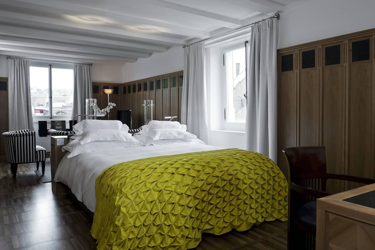 1 bedroom, hypo-allergenic bedding, free minibar, in-room safe