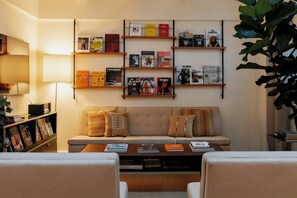 Roba de llit hipoal·lergògena i minibar gratuït 