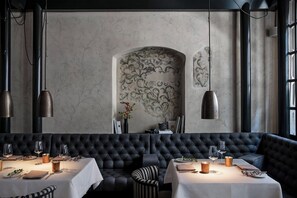 3 restaurants; lunch and dinner served 