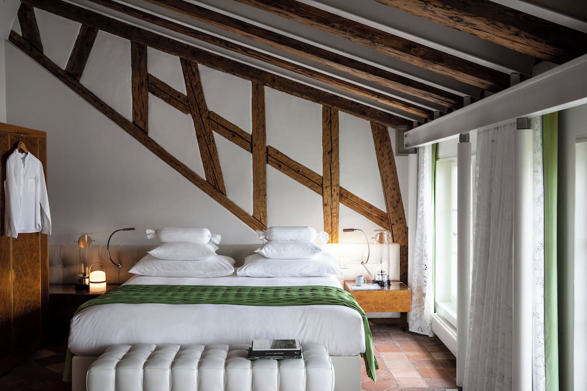 courtyard queen room | 1 bedroom, hypo-allergenic bedding, free minibar, in-room safe