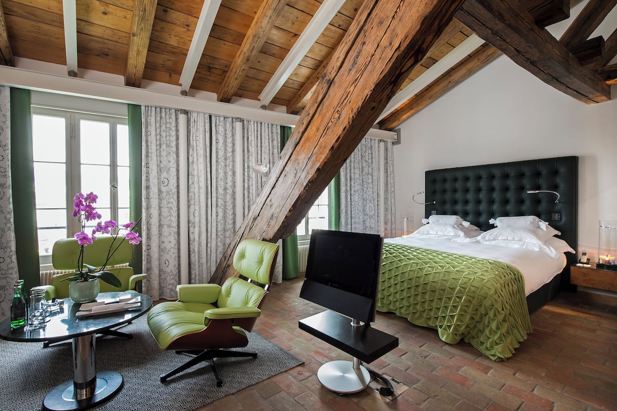 courtyard queen room | 1 bedroom, hypo-allergenic bedding, free minibar, in-room safe