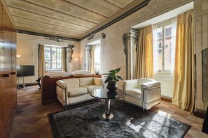 Deluxe Double Room | Living area