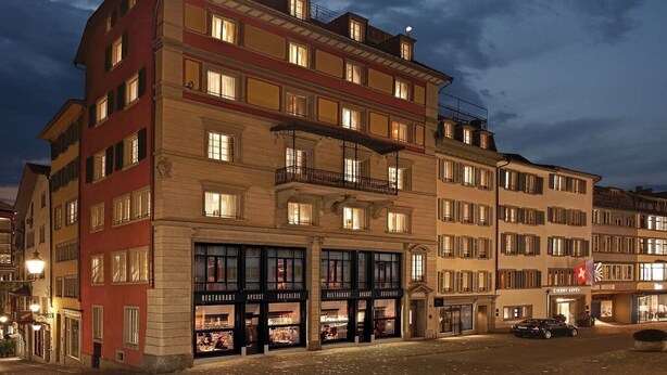 A multi-story hotel with ground-floor restaurants and a balcony on the second floor. - Widder Hotel (Zürich)
