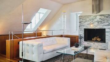 Penthouse Suite | Área de estar | TV, DVD player, filmes pagos