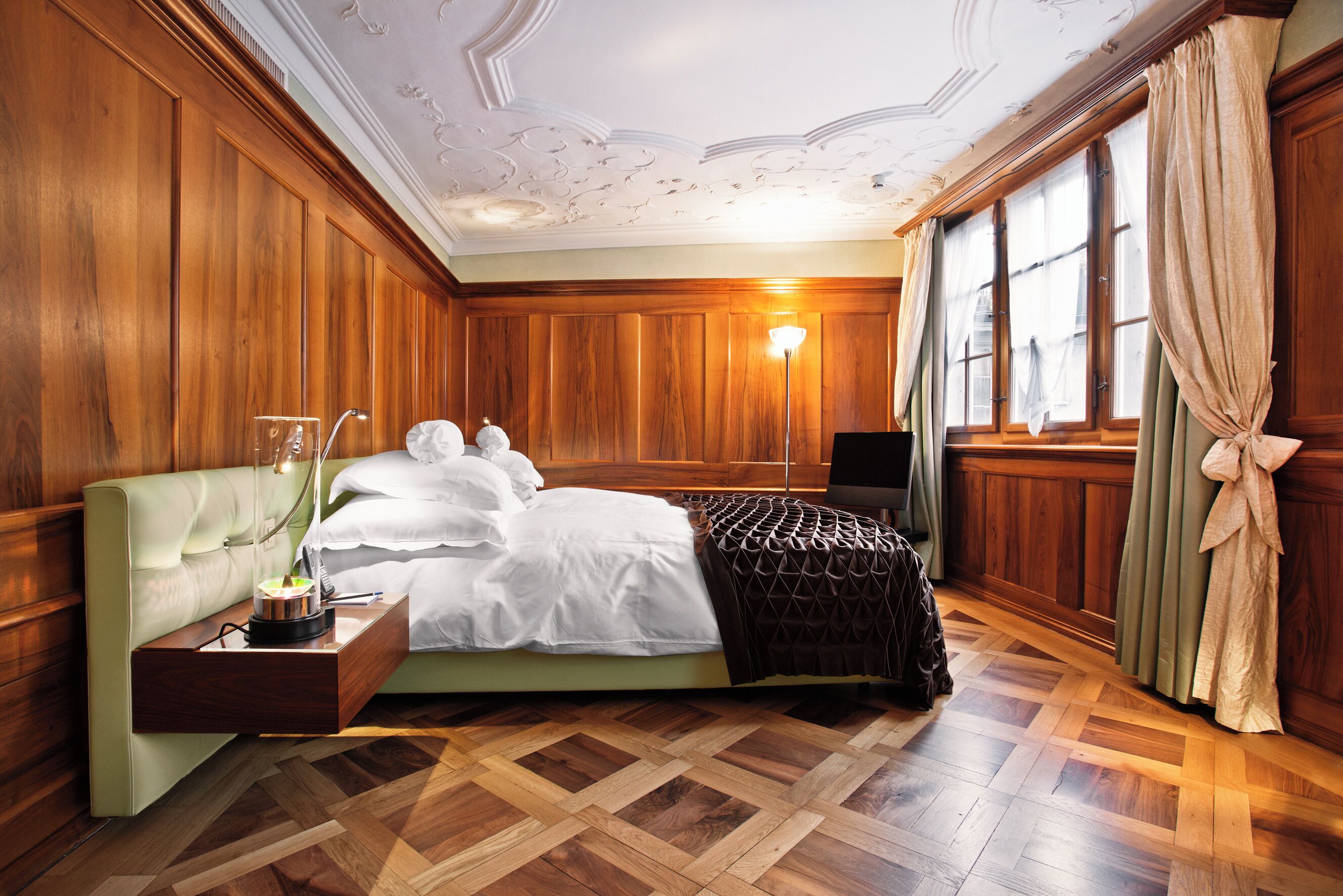 1 bedroom, hypo-allergenic bedding, free minibar, in-room safe