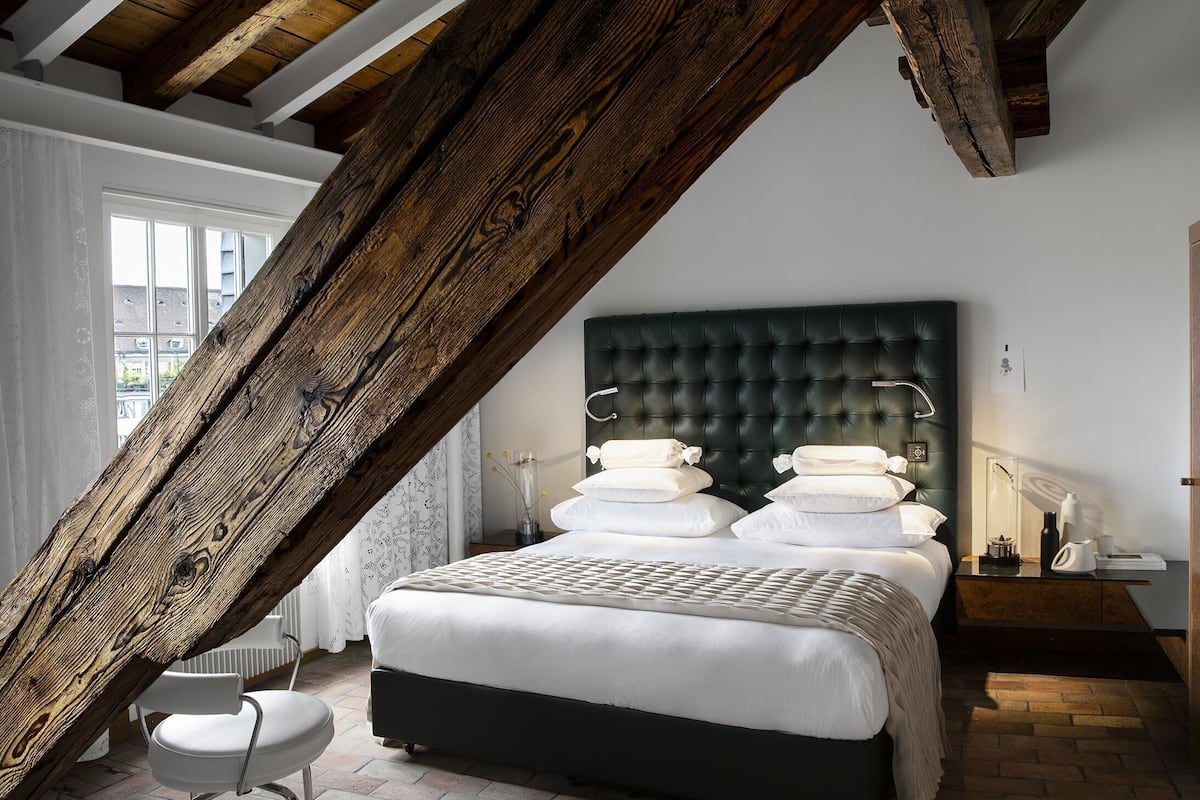 courtyard queen room | 1 bedroom, hypo-allergenic bedding, free minibar, in-room safe