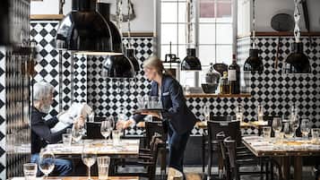 3 restaurants; ze serveren er lunch en diner