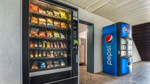 Máquina de vendas automática com o logotipo da Pepsi e outra máquina de vendas com diversos petiscos.