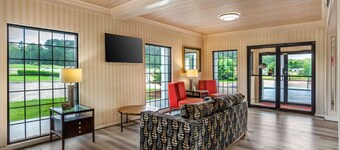 Econo Lodge Inn & Suites