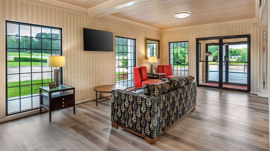 Econo Lodge Inn & Suites