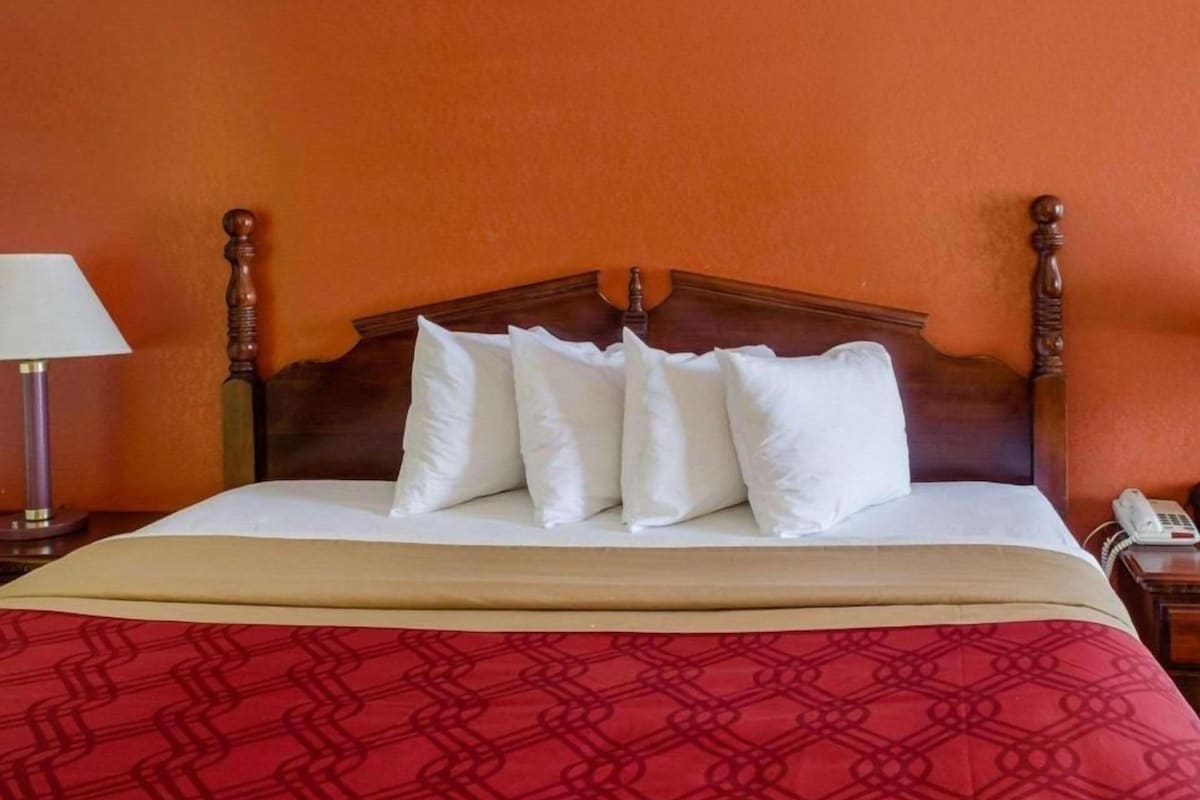 Cortinas blackout, tabla de planchar con plancha y camas extra 