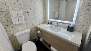 Combined shower/bathtub, hair dryer, towels