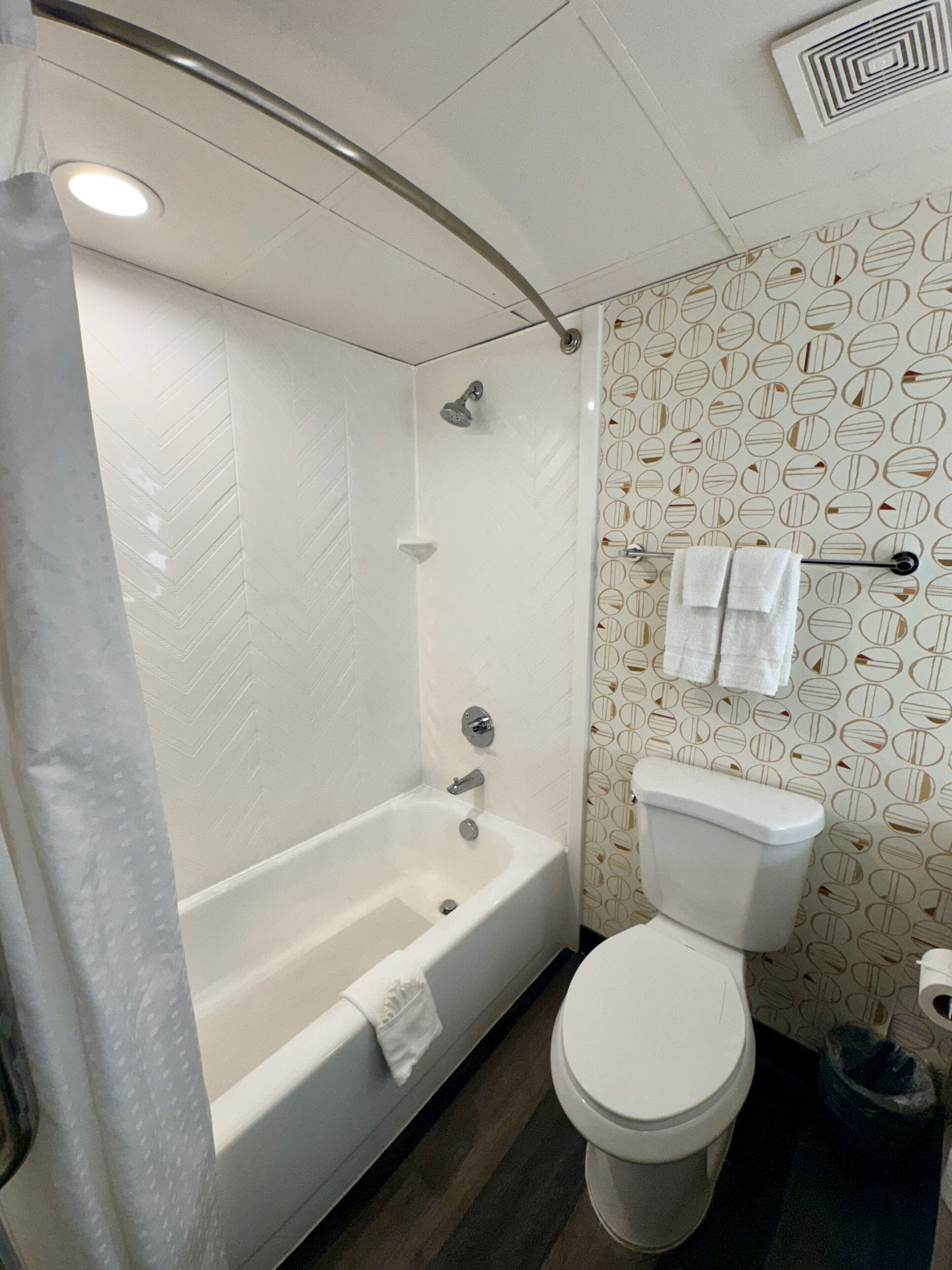 combined shower/bathtub, hair dryer, towels