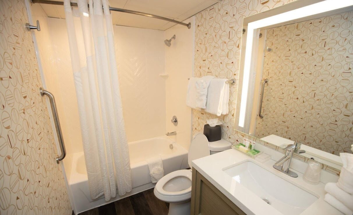 combined shower/bathtub, hair dryer, towels