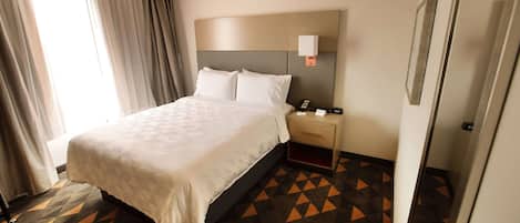 Kamer, 1 queensize bed, niet-roken | Een kluis op de kamer, een bureau, een strijkplank/strijkijzer