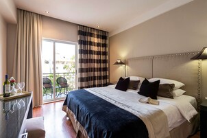 Prémium ágynemű, Tempur-Pedic-matrac, minibár és széf a szobában