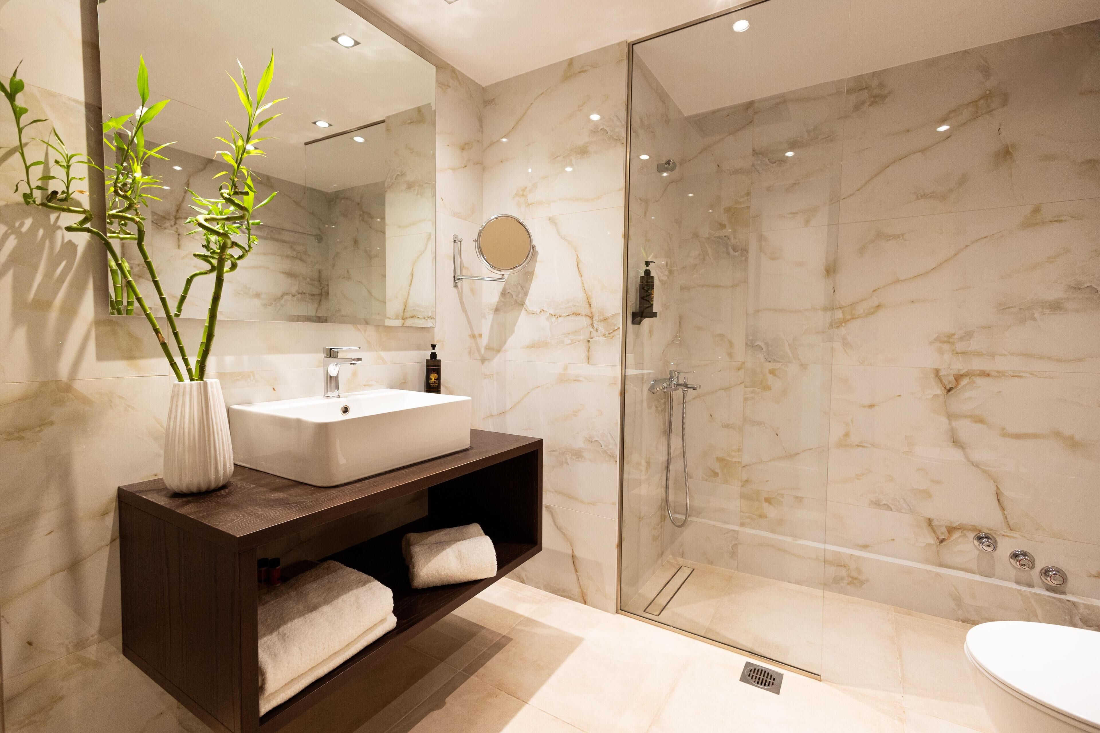 Camera Executive, 1 letto king, non fumatori, balcone | Bagno | Set di cortesia gratuito, asciugacapelli, accappatoio, pantofole