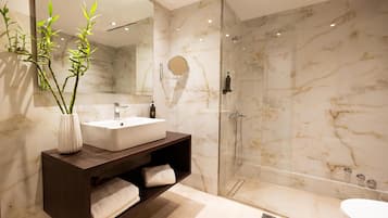 Camera Executive, 1 letto king, non fumatori, balcone | Bagno | Set di cortesia gratuito, asciugacapelli, accappatoio, pantofole