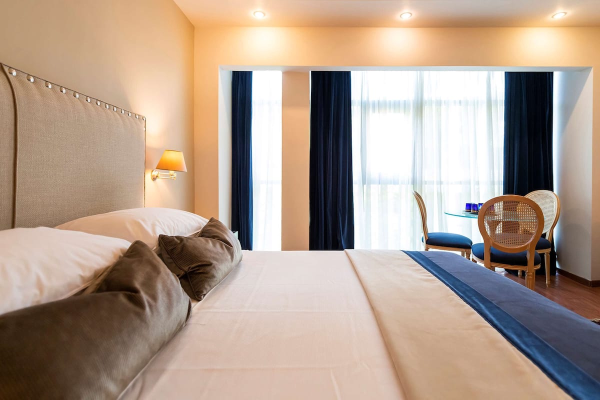 Premium bedding, Tempur-Pedic beds, minibar, in-room safe
