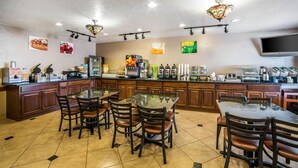Un restaurant doté d’un bar, de plusieurs espaces pour s’asseoir et d’une variété de buffets proposant différents plats et boissons.