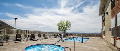 Una piscina al aire libre de temporada