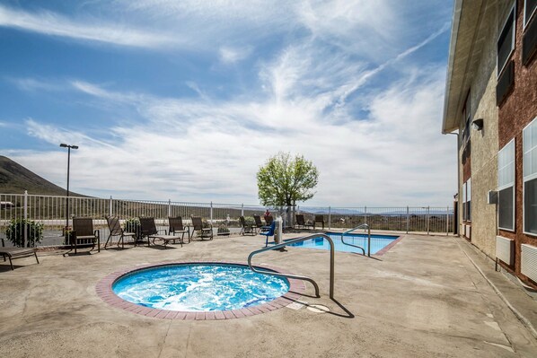 Piscine extérieure en saison