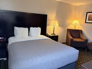 Rom – standard, 1 queensize-seng | Skrivebord, strykejern/-brett og barnesenger (inkludert)