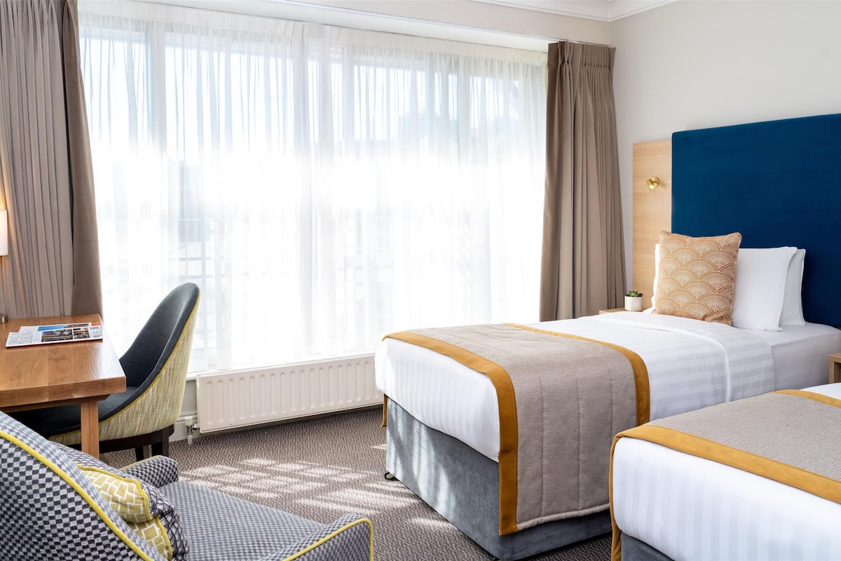 Twin kamer | Hypoallergeen beddengoed, pillowtop-bedden, een kluis op de kamer