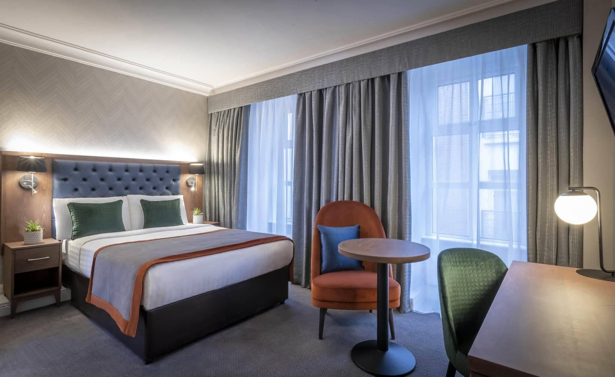 Habitación doble Deluxe | Ropa de cama hipoalergénica y camas con pillow-top 