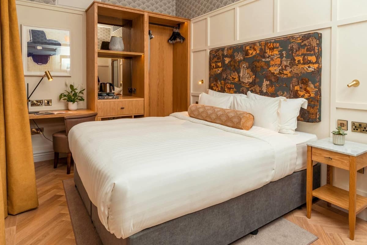 Deluxe tweepersoonskamer | Hypoallergeen beddengoed, pillowtop-bedden, een kluis op de kamer